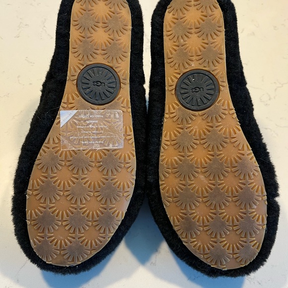UGG FLUFF YEAH Slippers! - Picture 5 of 9